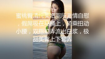 牛仔短裤大长腿贫乳美女和炮友居家啪啪，近距离特写口交舔屌，翘起屁股舔逼后入撞击美臀，毛毛修剪过掰穴诱人