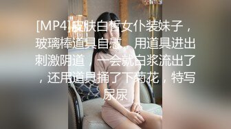 表面看着单纯的碎花裙妹妹没想到来了酒店比我都放的开，自摸骚逼求大鸡吧插入