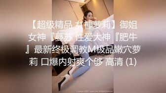 00后短发萝莉嫩妹被两大汉随意玩弄，边口边后入振动棒摩擦，骑乘假屌口交花样非常多，娇小身材上位扭动小腰