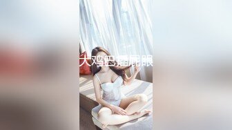 在客车最后一排没人和45岁丰满大屁股熟女同事操逼，惊险刺激