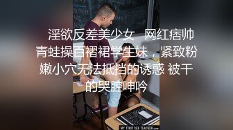 丰满女友，小荡妇，躺着给假鸡巴搞，随便蹭几下阴穴都湿哒哒啦！