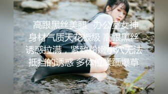 窗外偷拍居家躶體洗漱的美女,閑得沒事捏奶頭玩不是挑逗人嗎