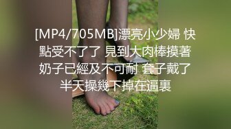 商场女厕全景偷拍牛仔短裙靓妹 光顾着玩手机大黑穴随便拍 一点警觉都没有