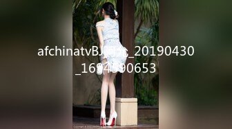 短发美女洗完澡还自己玩自己爽一下