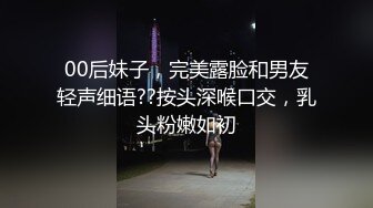 在她光滑的脸上磨擦