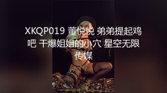 [MP4/ 330M] 大屌胖哥约操两个骚女激情双飞，翘起屁股掰穴看看，连体开档网袜