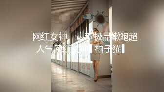 SPA养生馆男技师偷拍女客人特殊服务，光滑肥臀小少妇，大黑牛夹在双腿之间，特写精油按摩骚逼，拔屌按摩床上猛插