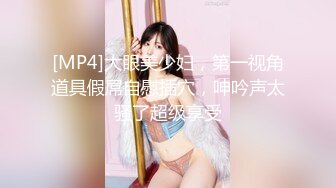 在KTV里掏出鸡巴塞进丰满妹子嘴里啪啪进出，这淫荡氛围啪叽啪叽好爽 吸允撞击嗷嗷浪叫天堂啊