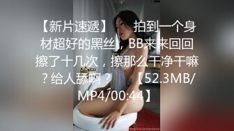 大神经典系列万达商场隔板女厕偷拍几个妹子貌似发现了什么对着镜头看1080P高清无水印原版