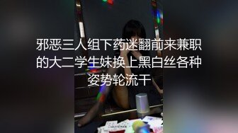 清纯姐妹花全程露脸大秀，丝袜情趣兔女友诱惑，揉奶玩逼听狼友指挥各种撩骚互动，还会倒立特写展示骚穴好骚