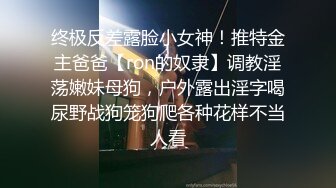 刺激绿帽老公抱着老婆，老婆被单男操。