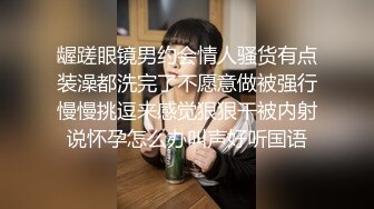 胸前纹身颜值美女，洗完澡大秀一波，干净超肥美穴，跳蛋假屌轮番上，骚穴淫水直流，表情很是享受