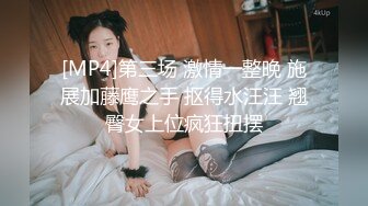 写字楼女厕白T恤黑紧身裤长发美妞 鲜肥的无毛馒头穴馋得流口水