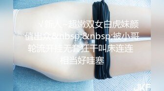 景区公厕全景偷拍十几位年轻美女的各种美鲍