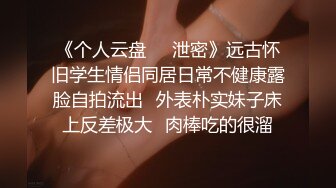 躺在床上假装玩手机偷拍苗条身材女炮友洗完澡照镜子化妆用电吹风吹逼逼