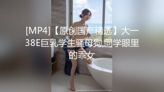 特写逼逼内部，比扩阴器看的敞亮，小哥用力掰开少妇骚穴给狼友看特写，啤酒瓶爆菊花，深喉口交大鸡巴超刺激