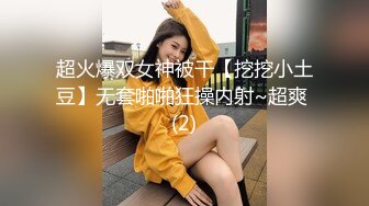 高跟露脸居家小少妇镜头前的诱惑，玩的好嗨听狼友指挥淫声荡语，对着镜头抽插逼逼特写展示水多好抠菊花好疼