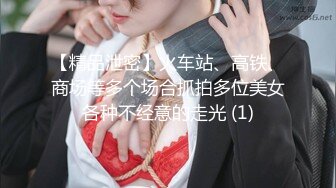 牛仔裤小背心，很会玩诱惑极品女神，难得露脸细长美腿，脱下丁字裤露多毛肥穴