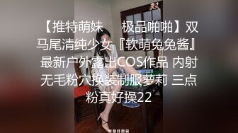 表妹空虚期，性欲来了也不顾啦，桌起鸡巴就往嘴里吃，带上套准备挨艹咯！