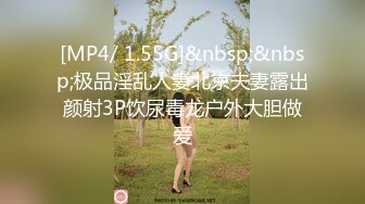 商场女厕偷拍 牛仔裤美女憋不住了 半蹲着尿 好黑的B