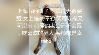 拳交女孩全程露脸颜值不错玩的好嗨，性感无毛逼大号假鸡巴，口交爆菊拳交蹂躏骚穴，高潮不断尿尿给狼友看