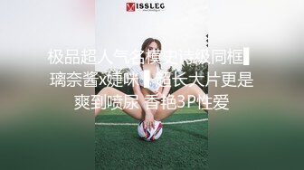 奶茶店女厕白短衫牛仔裤清秀小妹,两片红嫩的微毛鸡冠唇真想蹭蹭