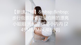 风骚少妇爱勾搭跟两个小哥玩3P，性欲旺盛扒光两个小哥一起吃鸡巴，边吃边撸前插后入揉奶子，把小哥伺候的好舒服