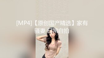 【国产妹妹伺候猥琐大老黑】这黑鬼的鸡巴真大啊口交小嘴都装不下，让黑鬼吃奶抠逼，压在身下爆草上位撑爆小穴