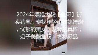 穿裙子小黄衣的清纯美女，看着实在有兴趣，就跟其后进去看她尿尿 小毛毛挺性感，森林的洞口也不错！