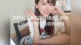 绿奴的小鸡巴被绿主和老婆用脚轮流玩弄