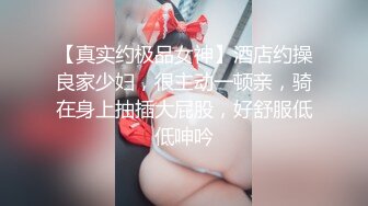 八块腹肌操炮友,炮友还一边拿着手机拍一边享受被操