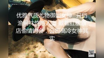 小孩没多大的美少妇，和老公居家直播赚钱