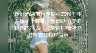 娇小精致小美女红衣修身包臀裙和两个猛男游玩在酒店享受两根大鸡巴的抽送