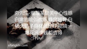 一个奴隶被主人吊起来,用鞭子抽背和屁股,奴隶疼的直哆嗦