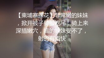 黑客破解家庭网络摄像头偷拍 老夫嫩妻在家里客厅做爱突然来了个女的坐在一边感觉她们三人关系有点特别.