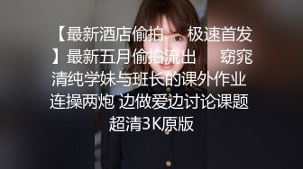 游乐场女厕偷窥破洞牛仔裤美女白嫩的大屁股和小黑鲍