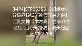 淫荡夫妻约单男3P大战，老婆被操的嗷嗷叫，老公很开心