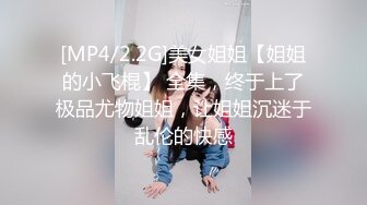 商场女厕蹲守粉衣黑裤眼镜美妇❤️两片紧闭b的细长红穴缝真想插进去